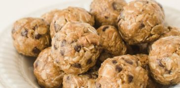 peanut butter and chocolate chip oatmeal energy balls recipe