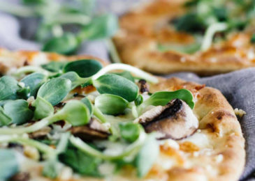 Spinach and Mushroom Naan Pizza easy recipe